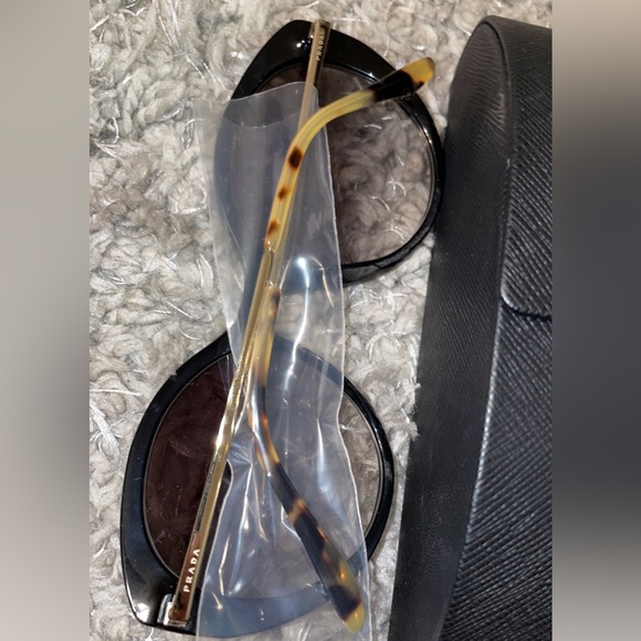 Prada sunglasses - Picture 3 of 4